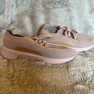 Sketchers sneakers NEVER WORN